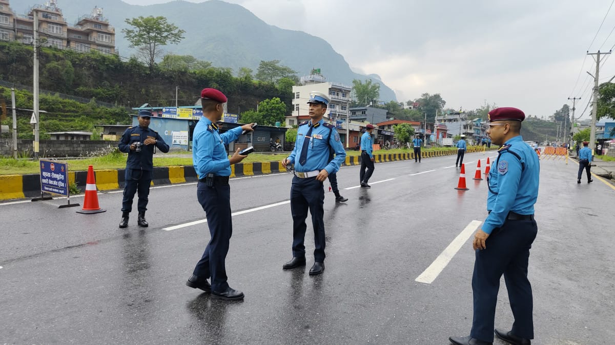 कास्कीमा प्रहरी प्रमुखकै नेतृत्वमा ‘सरप्राइज चेकिङ’, सडकमै उत्रिए वरिष्ठ अधिकारी