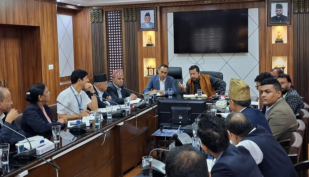 काठमाडौँ उपत्यकामा अस्तव्यस्त रहेका विद्युत्, दूरसञ्चार तथा इन्टरनेटलगायतका तार व्यवस्थित गर्न छलफल